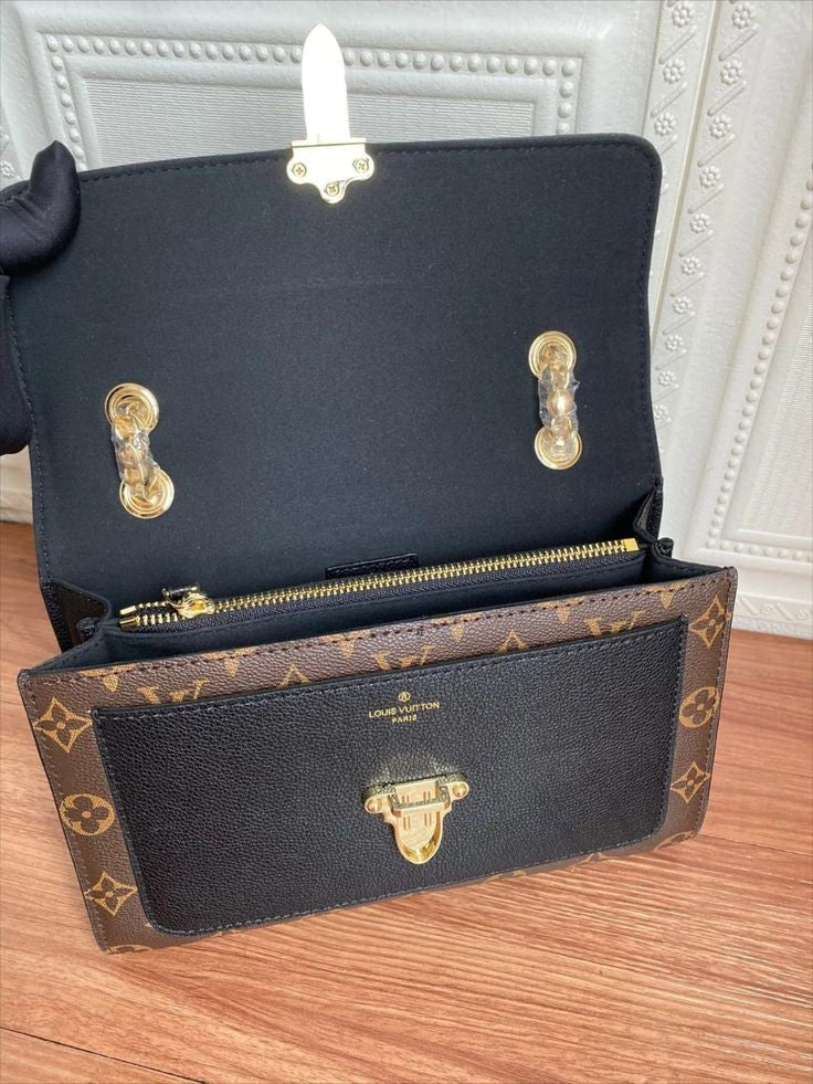 Louis Vuitton Victoire in Tela Monogram e Pelle